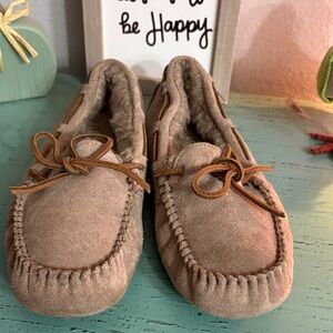 Cozy Tan Ugg  Slippers SZ 7 Wos box 169